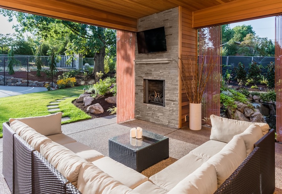how-to-choose-the-right-outdoor-tv-for-backyard-entertainment